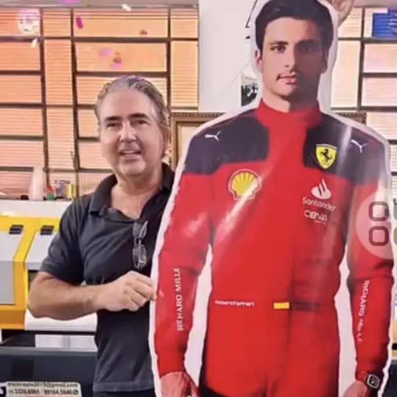Totem personalizado em PS produzido pela Gráfica Mais Cópia